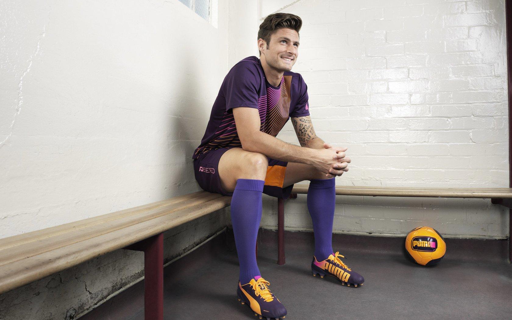 马雷斯卡盛赞古斯托斩获首球，团队喜悦洋溢，更衣室氛围持续高涨成制胜基石